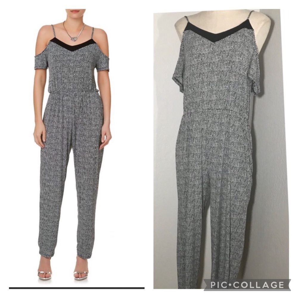 SIMPLY STYLED cold shoulder one piece romper Med